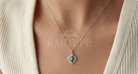 Altın Kolye Rehberi: Zarafetin, Değerin ve Kişisel Stilinizin En Özel Tamamlayıcısı