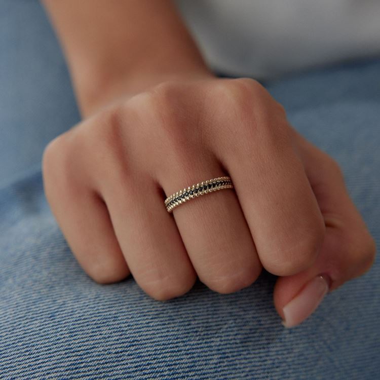 İki Sıra Nokta Tasarım Siyah Taşlı Yüzük