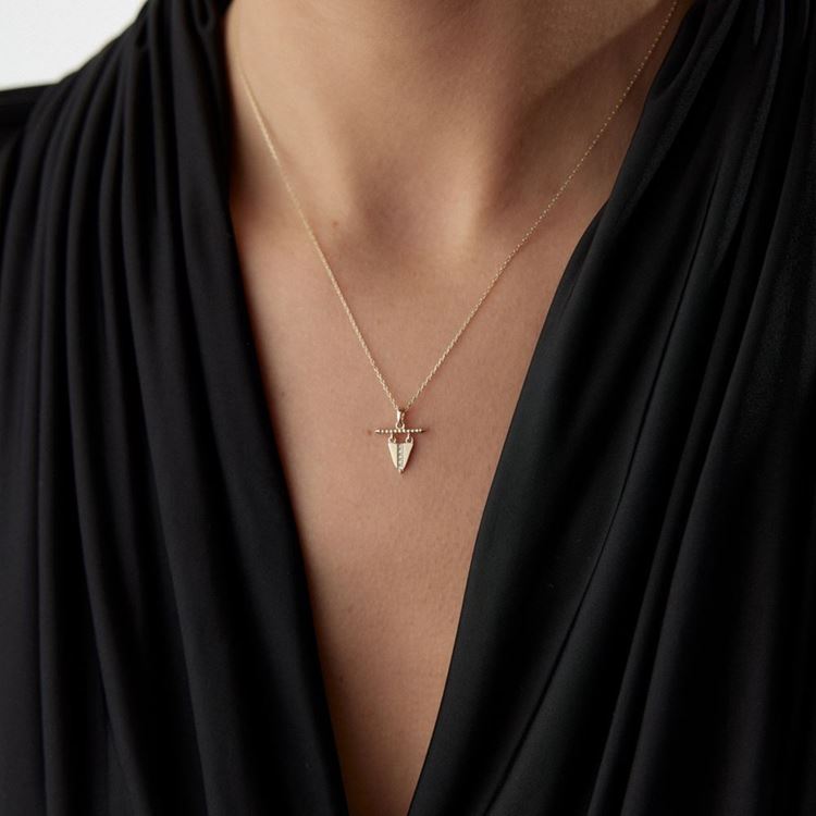 Çivi Tasarımlı Taşlı Kolye