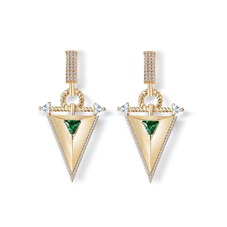 Zümrüt Taşlı Üçgen Sallantılı Altın Küpe