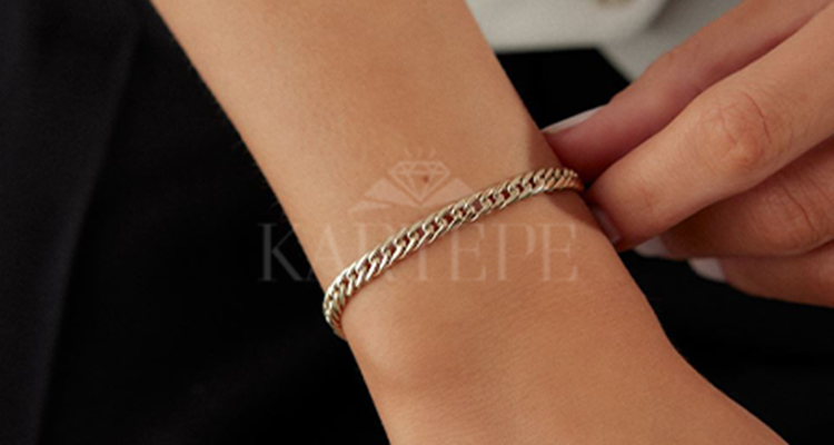 En Çok Tercih Edilen Altın Modelleri: Zarafetin ve Değerin Buluşma Noktası – Kartepe Kuyumculuk Rehberi