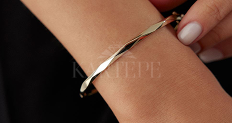 Anneler İçin Yılbaşı Takı Hediyesi: Kartepe Kuyumculuk Farkıyla Zarafeti Hissedin