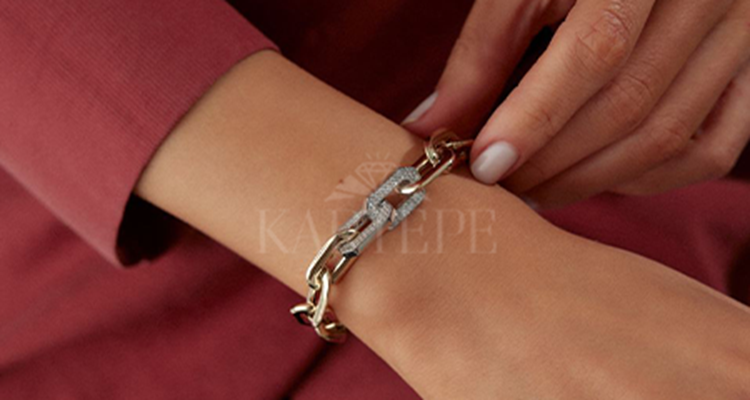 Altın Bileklik Hediye Seçerken Zarafet ve Anlamı Bir Arada Sunmak